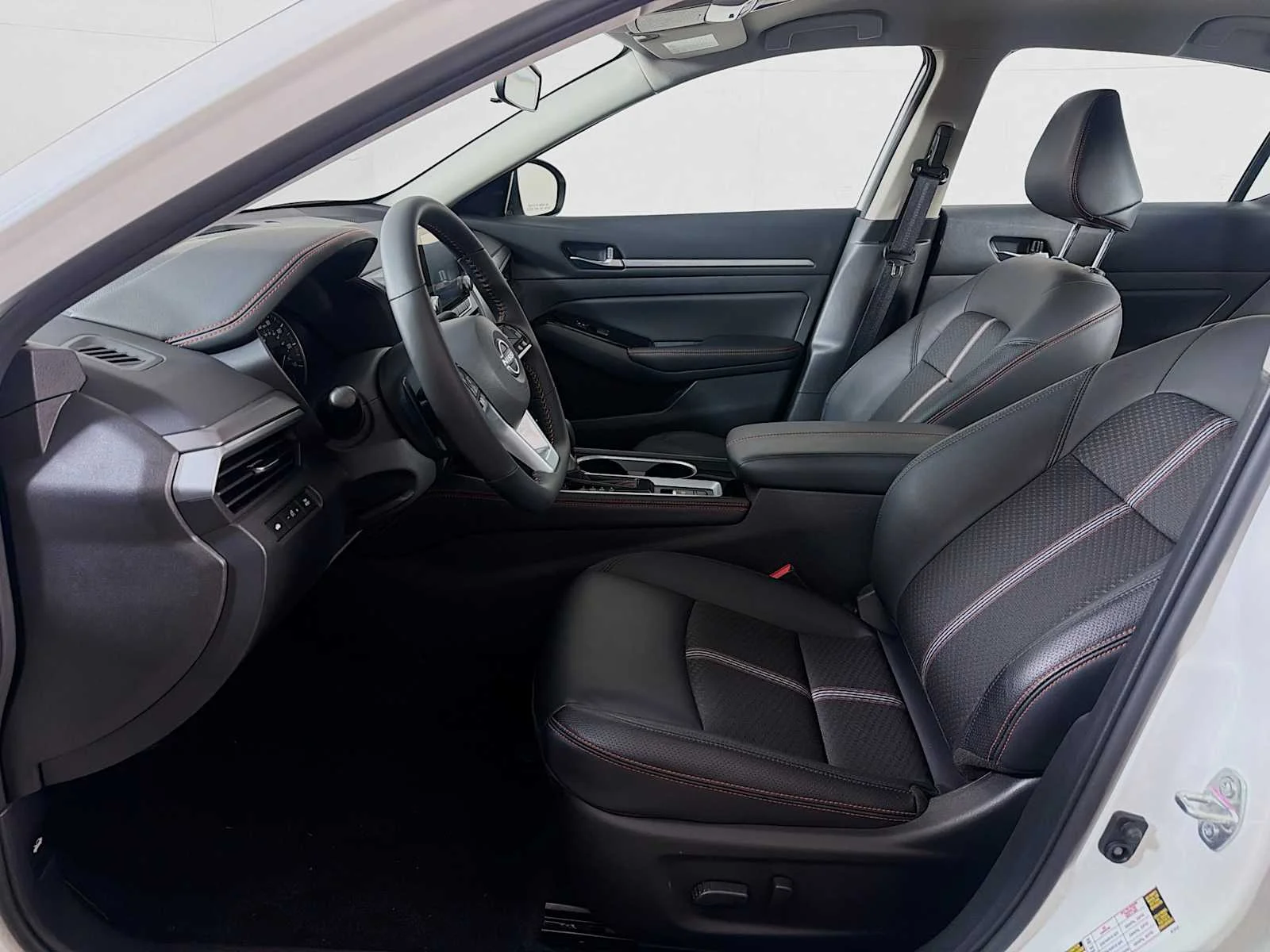 Certified Used 2025 Pearl White Tricoat Nissan SR image 17