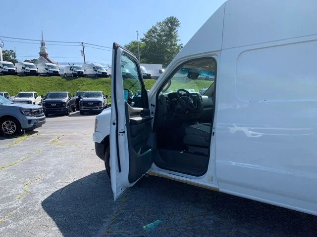 Used 2014 White Nissan S image 21
