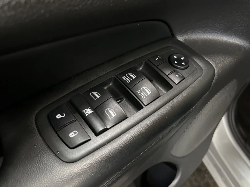 Used 2019 Billet Silver Metallic Clearcoat Jeep Altitude image 5
