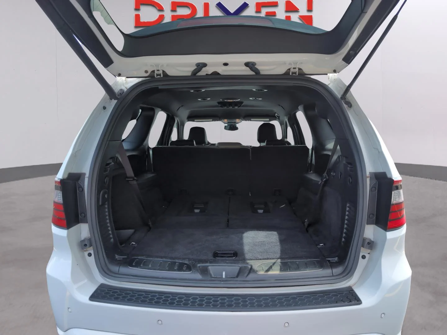 Used 2022 White Knuckle Clearcoat Dodge R/T image 9