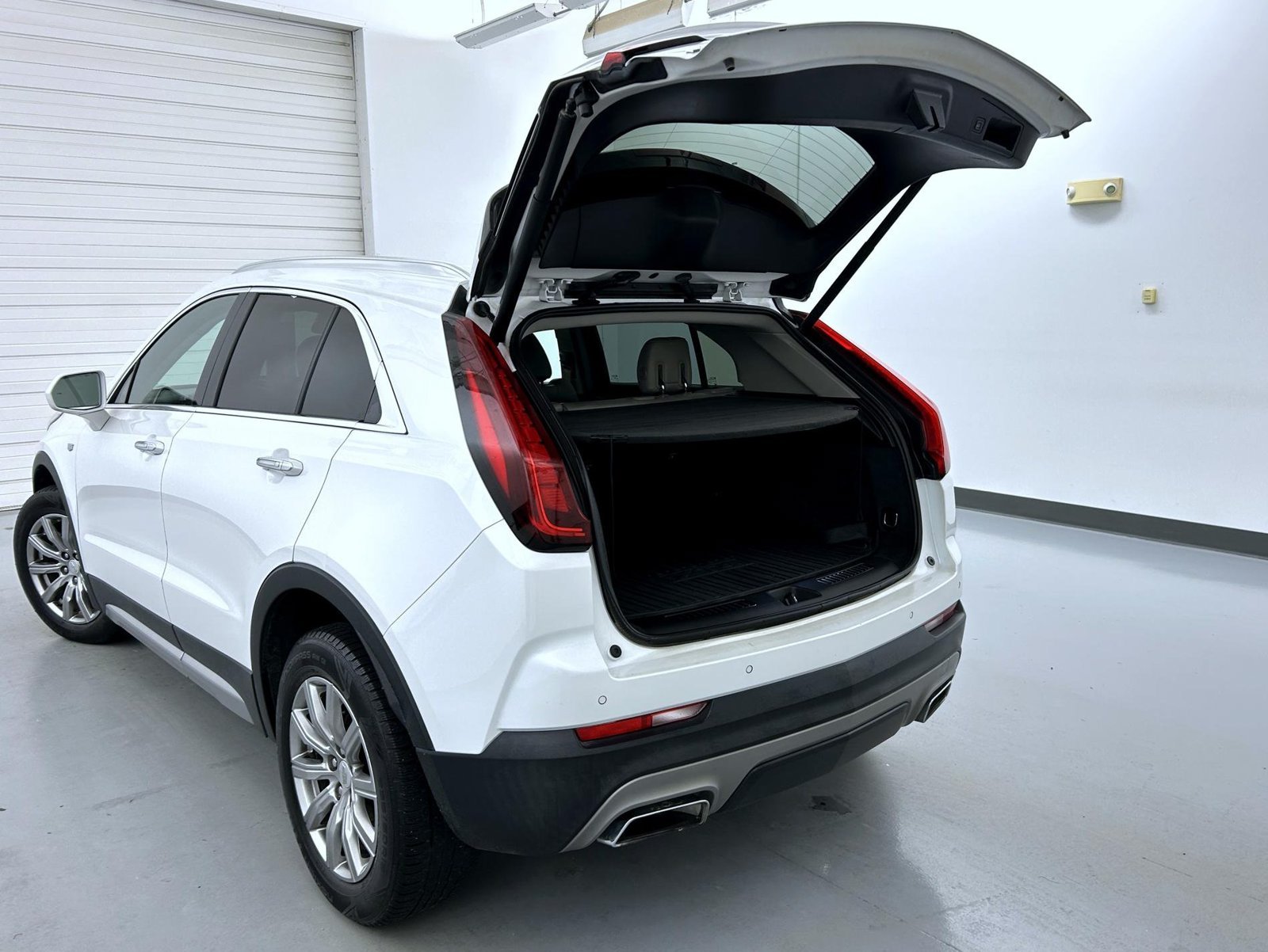 Used 2019 White Cadillac Premium Luxury image 35