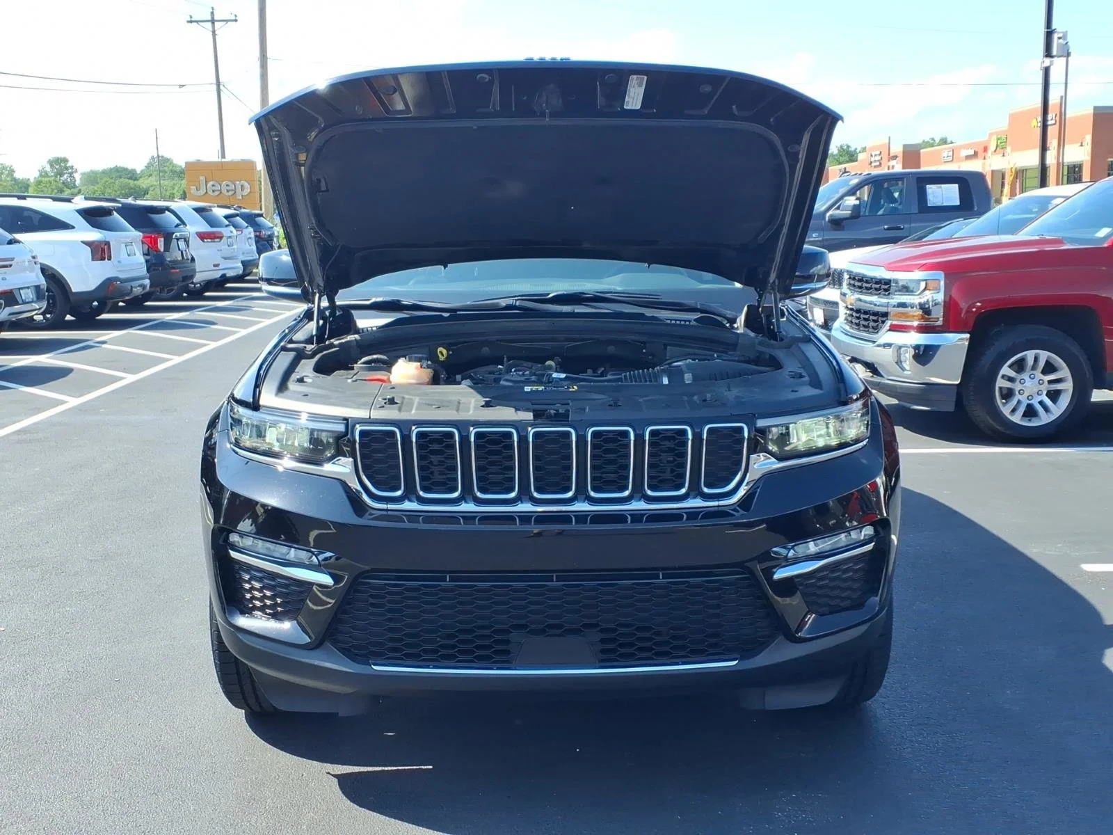 Used 2023 Diamond Black Crystal Pearlcoat Jeep Limited image 31