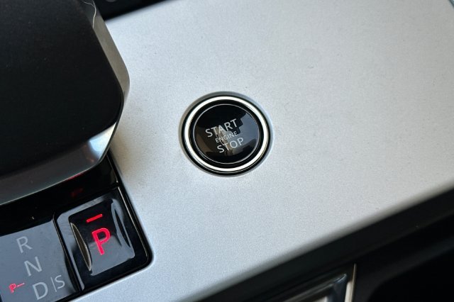 New 2026 Obsidian Black Satin Land Rover SE image 21