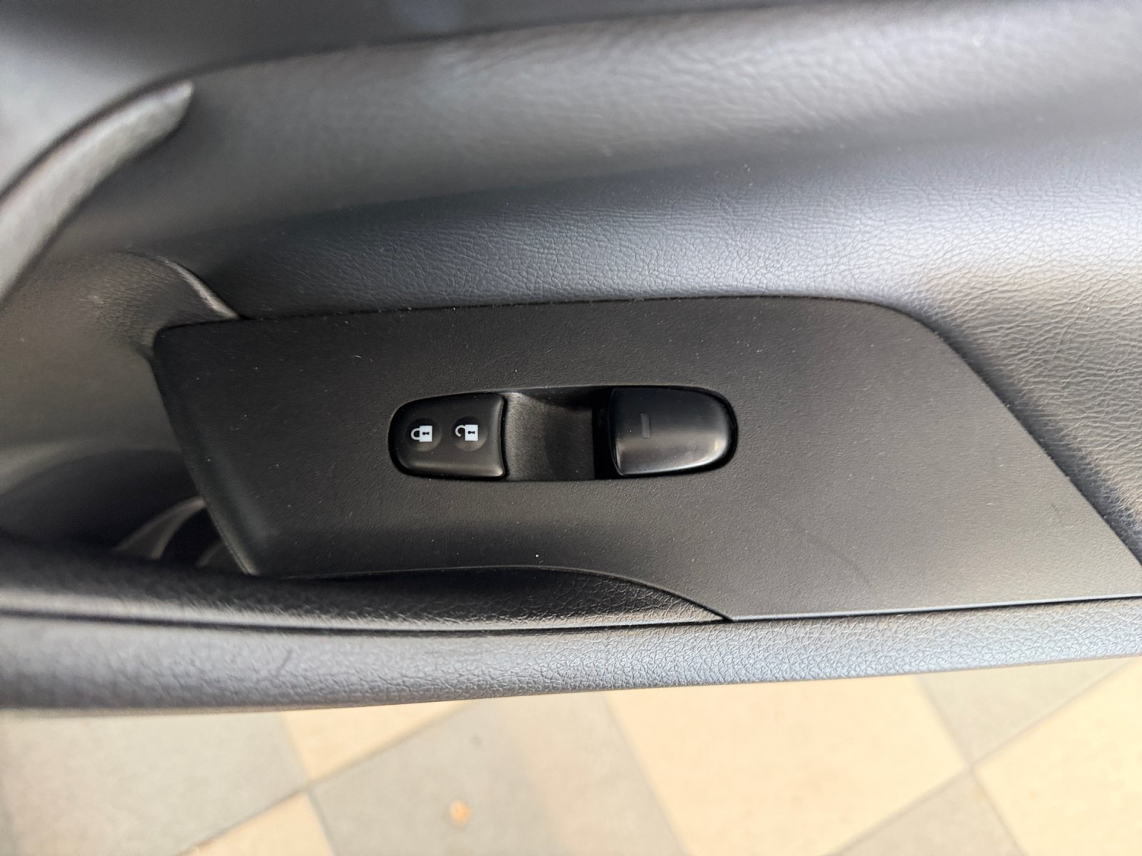 Used 2018 Pearl White Nissan 2.5 SR image 30