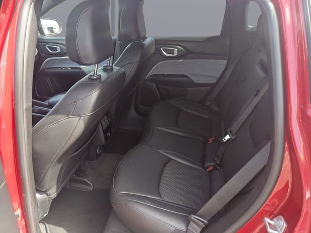 Used 2024  Jeep Latitude image 13