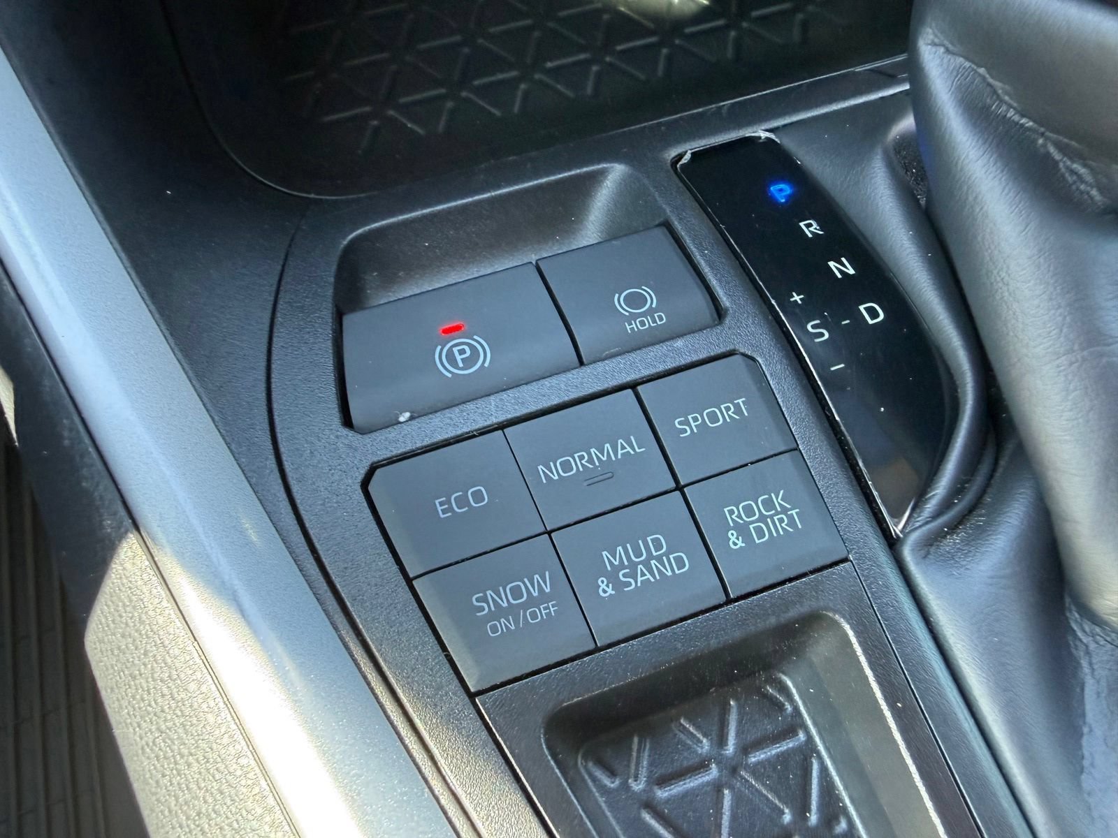 2025 Toyota RAV4 LE - Photo 27