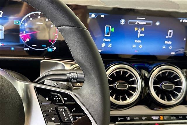 New 2026 Polar White Mercedes-Benz GLB 250 image 45