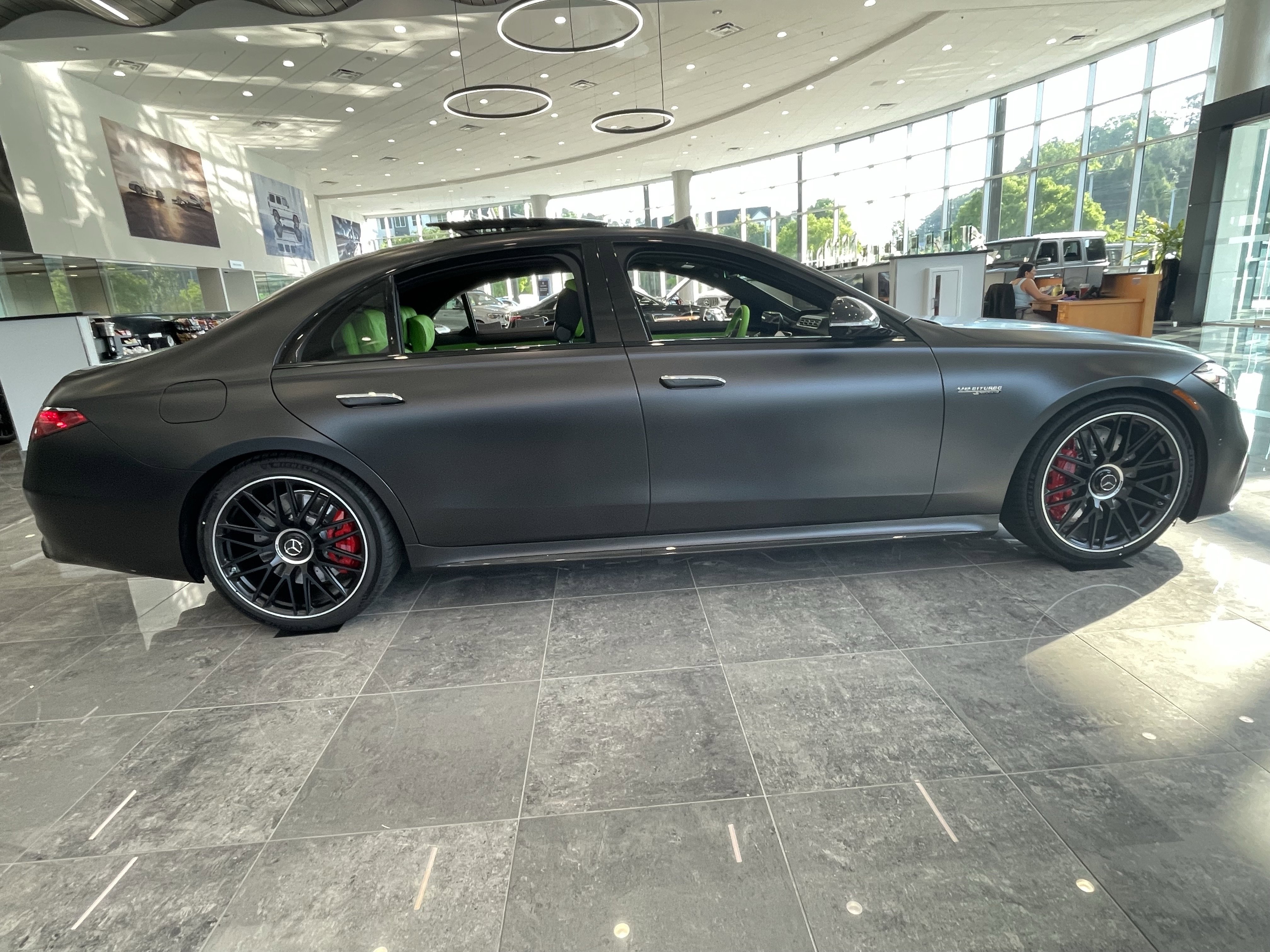New 2026 MANUFAKTUR Graphite Grey Magno Mercedes-Benz AMG® S 63 E 4MATIC® Sedan image 5