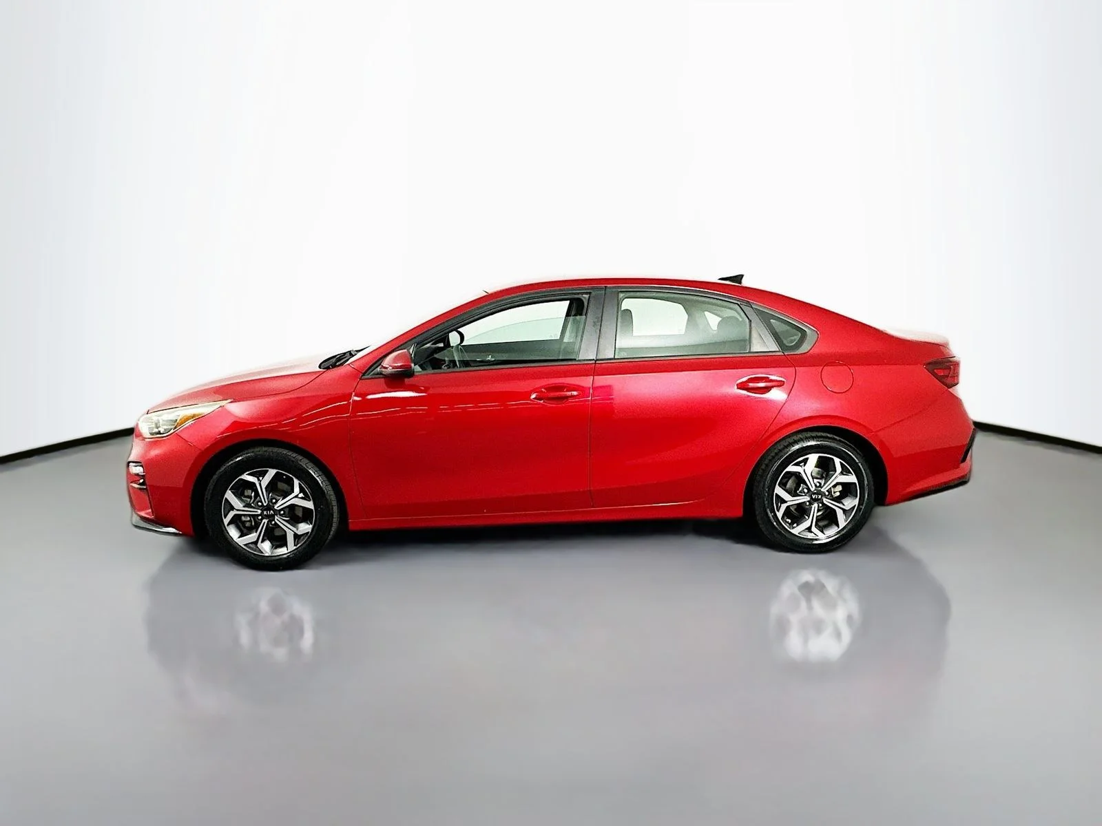 Used 2021 Currant Red Kia LXS image 4