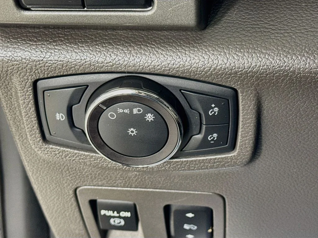 Used 2018 White Platinum Clearcoat Metallic Ford XLT image 15