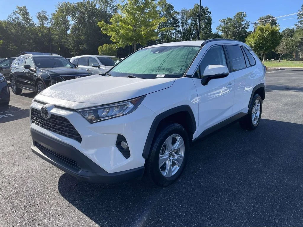 Used 2021  Toyota XLE image 3