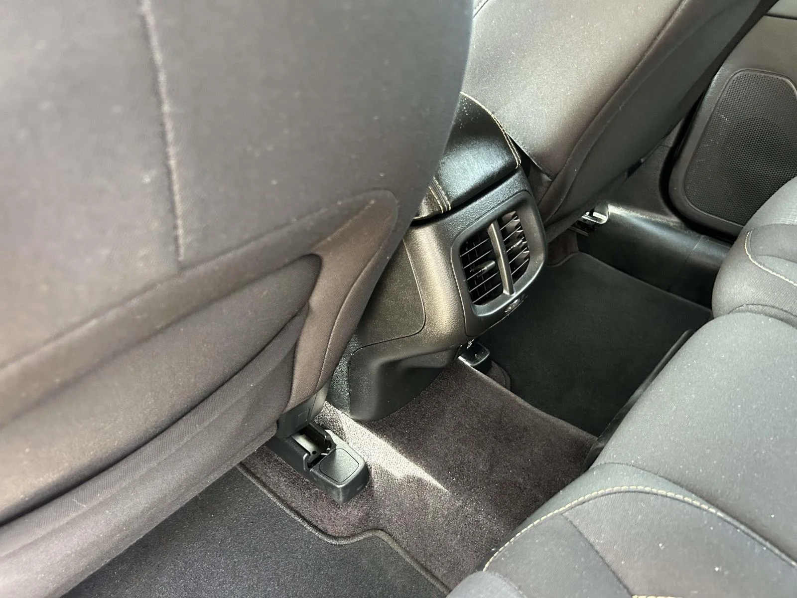 Used 2017 Gray Jeep Latitude FWD image 9