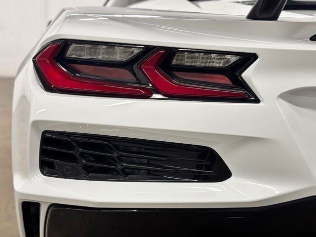 Used 2025 White Chevrolet Z06 image 8