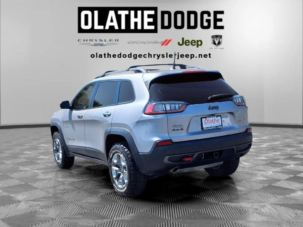 Used 2019 Silver Jeep Trailhawk image 5