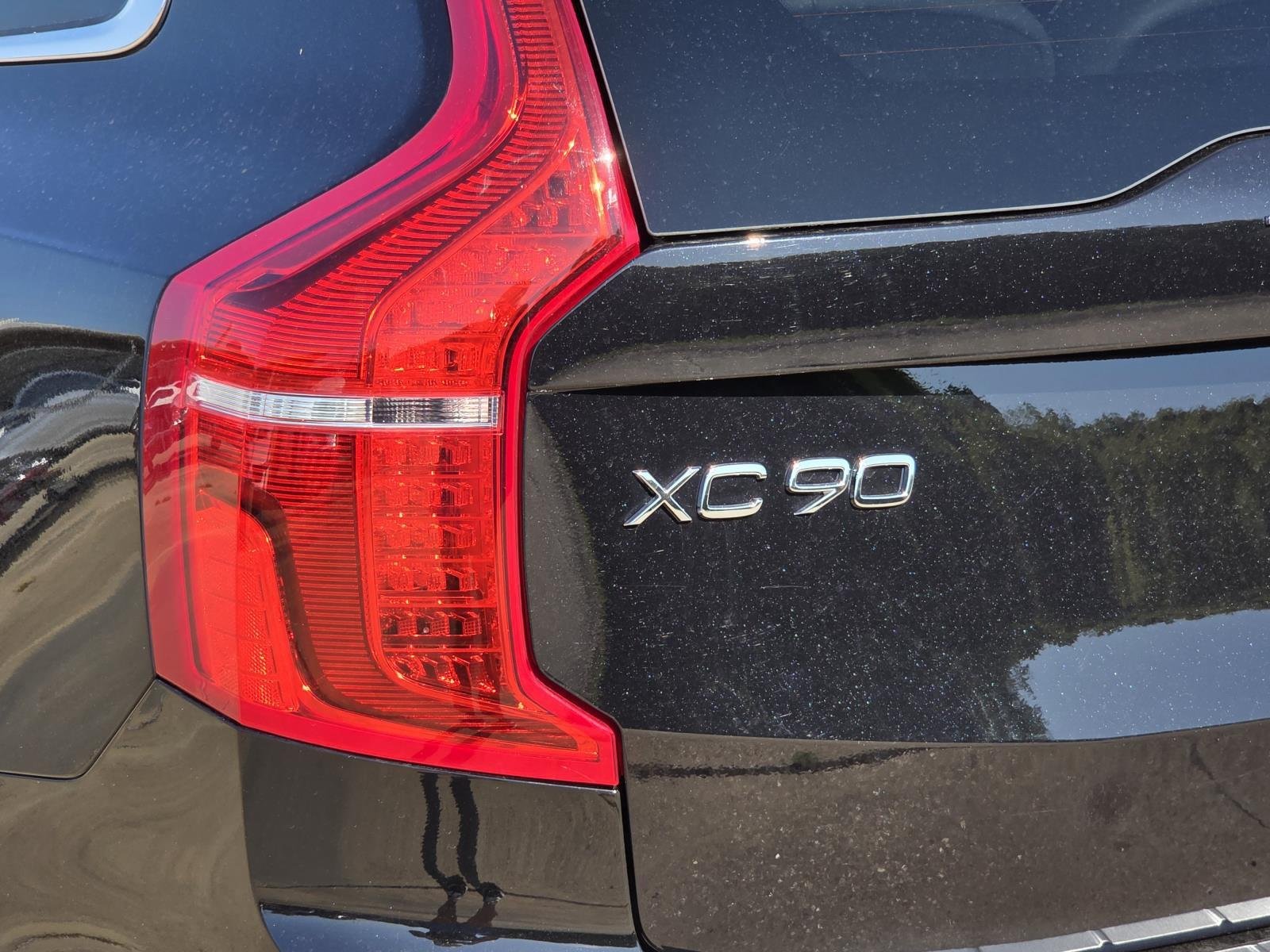 Used 2023 Onyx Black Metallic Volvo Ultimate image 8