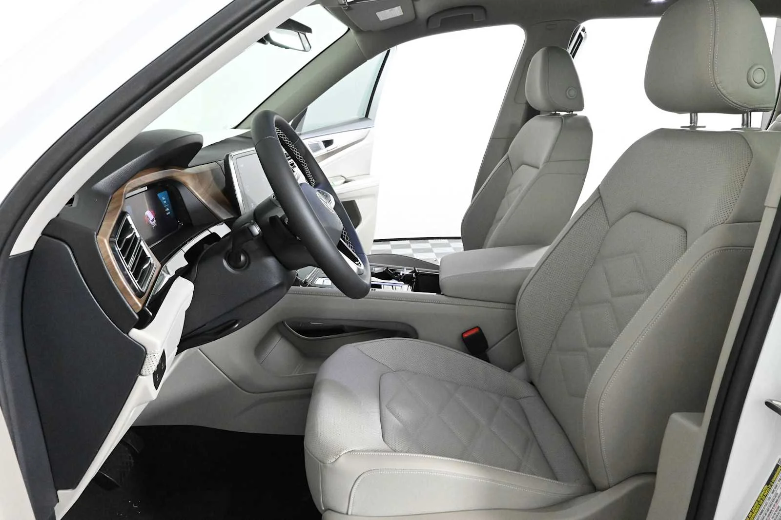 New 2026 Opal White Pearl Volkswagen 2.0T SE w/Technology image 22