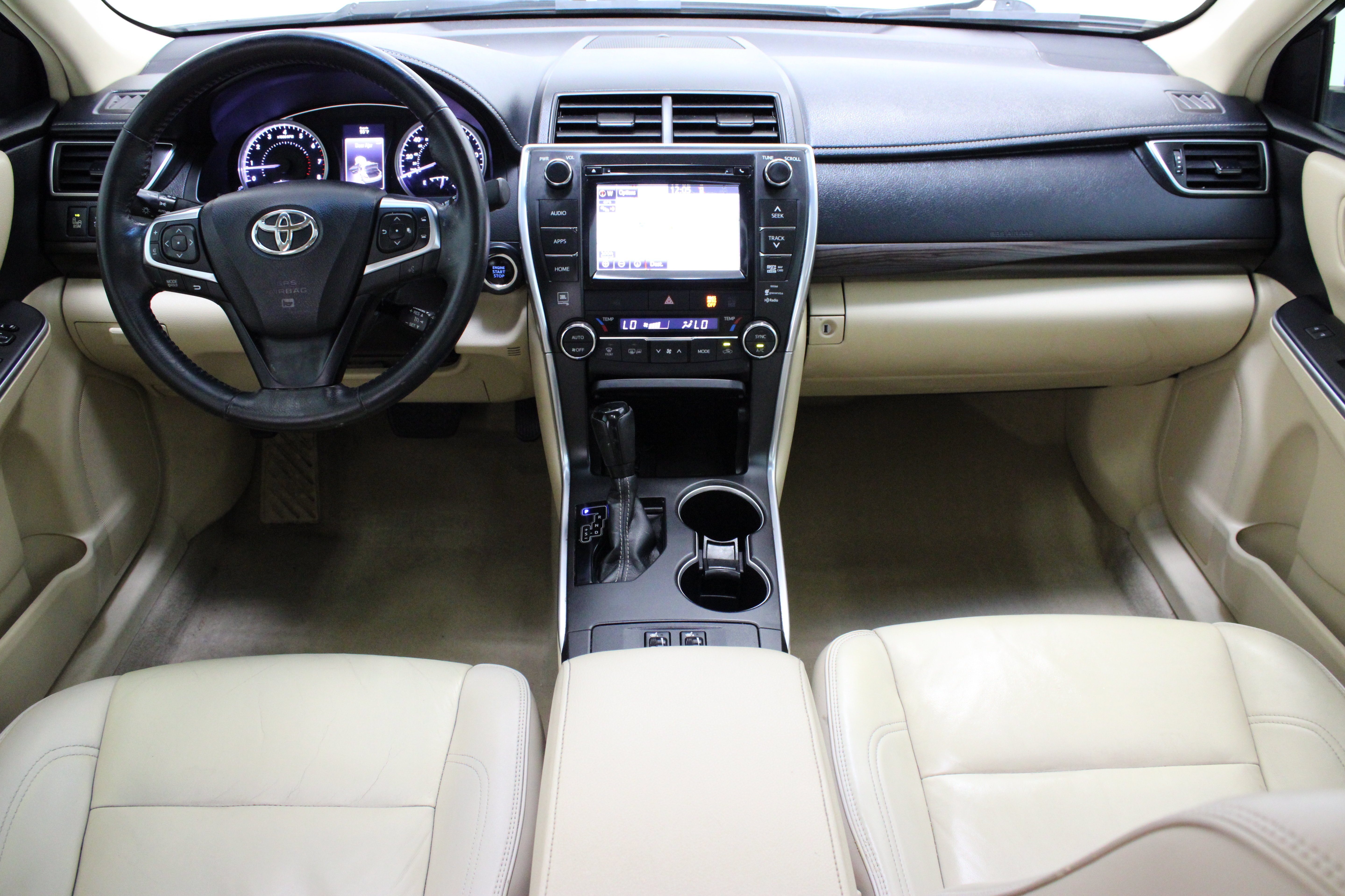Used 2015 Blizzard Pearl Toyota XLE 3.5L image 31