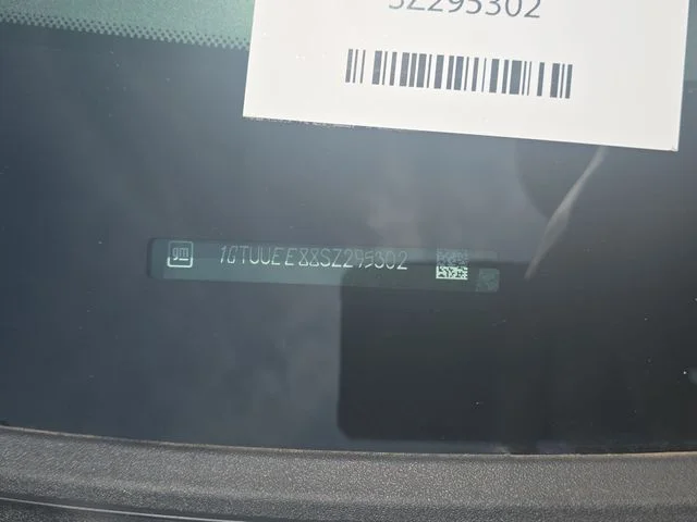 Used 2025 White GMC AT4 image 37