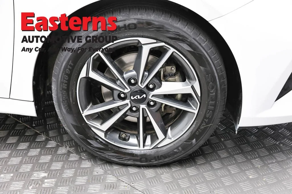 Used 2023 White Kia LXS image 30