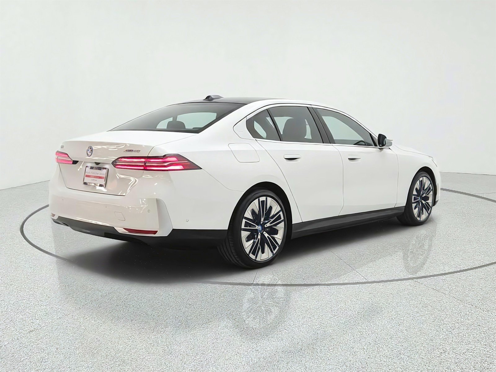 Used 2025 Alpine White BMW xDrive40 image 5