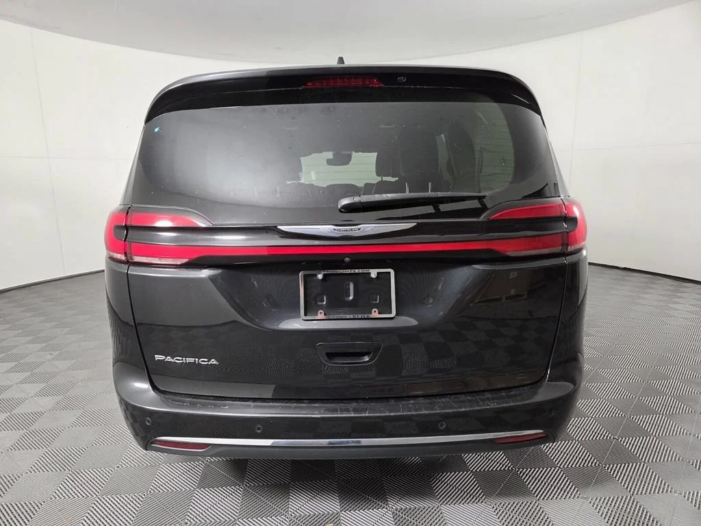 Used 2023 Brilliant Black Crystal Pearlcoat Chrysler Touring L image 6