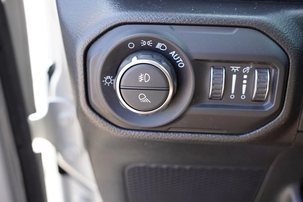 Used 2022 Silver Zynith Clearcoat Jeep Overland image 23