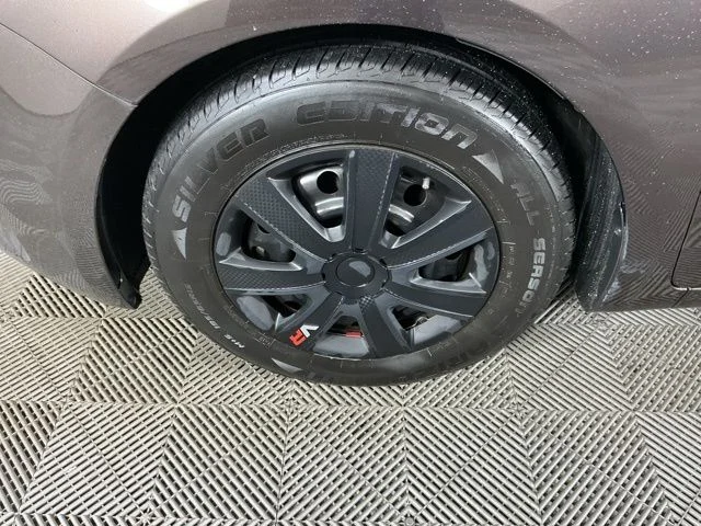 Used 2018 Silver Kia LX image 9