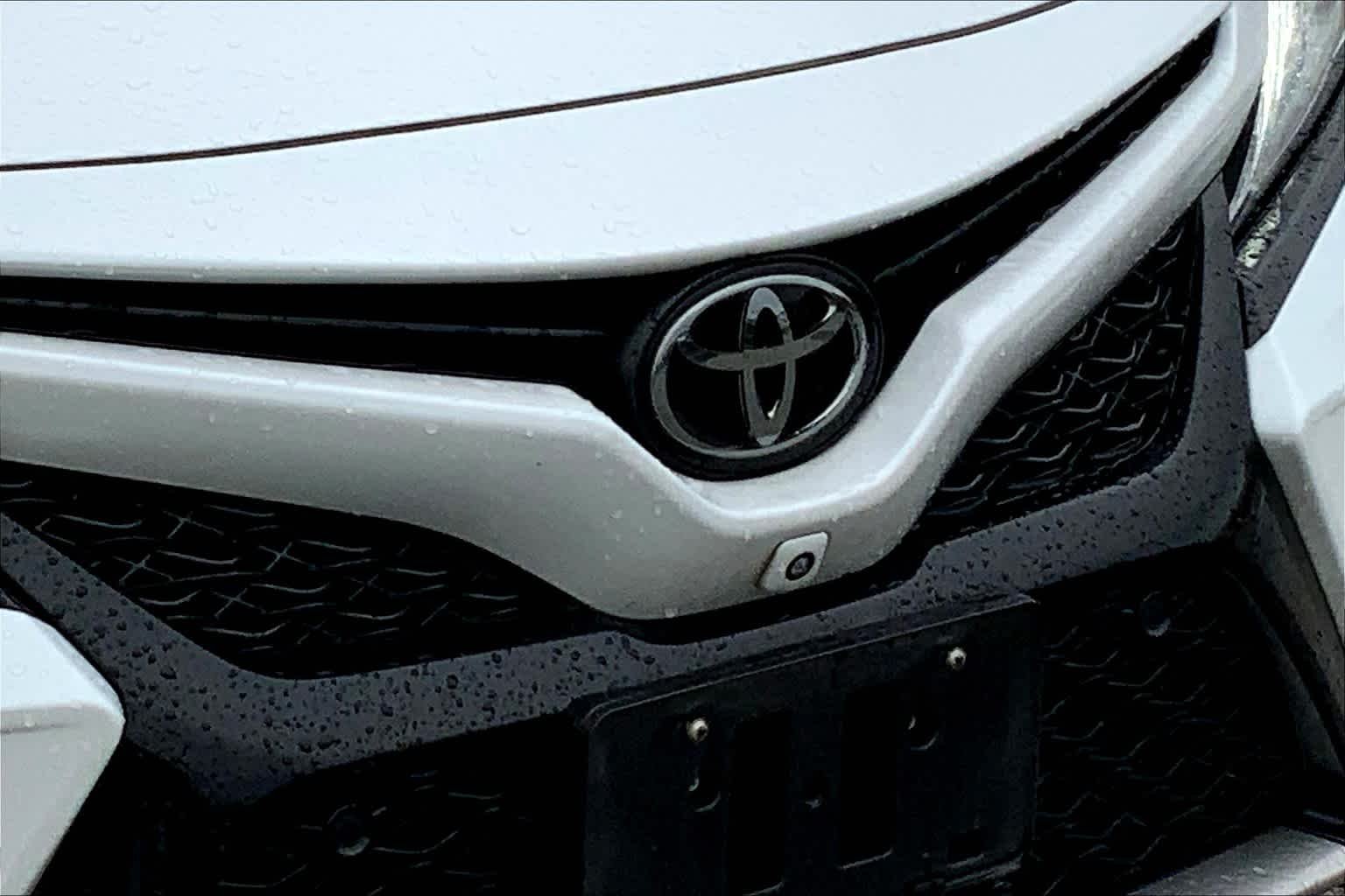Used 2018 Wind Chill Pearl Toyota XSE V6 image 26