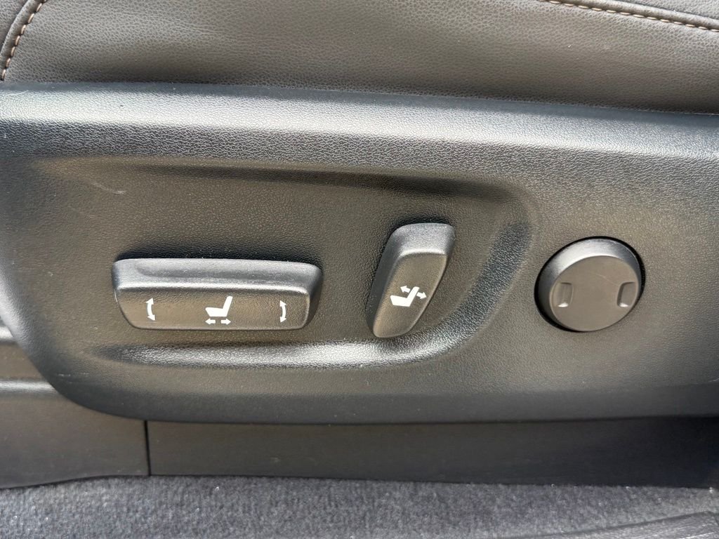 Used 2022 White Lexus 460 image 25