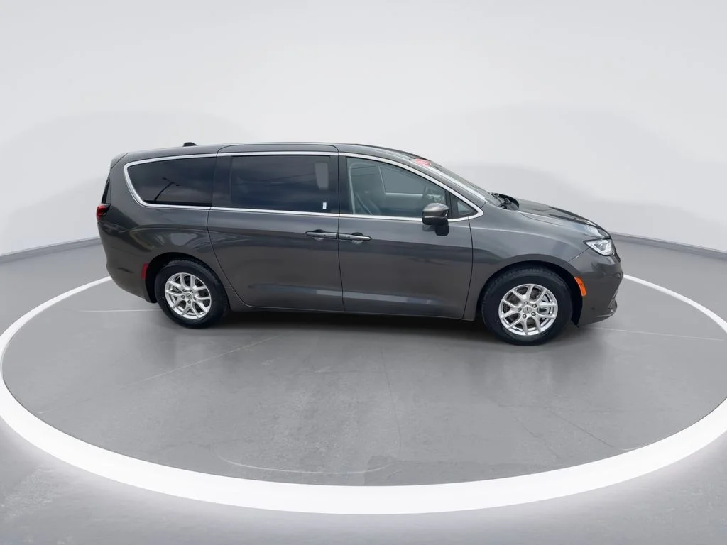 Used 2023 Gray Chrysler Touring L image 9