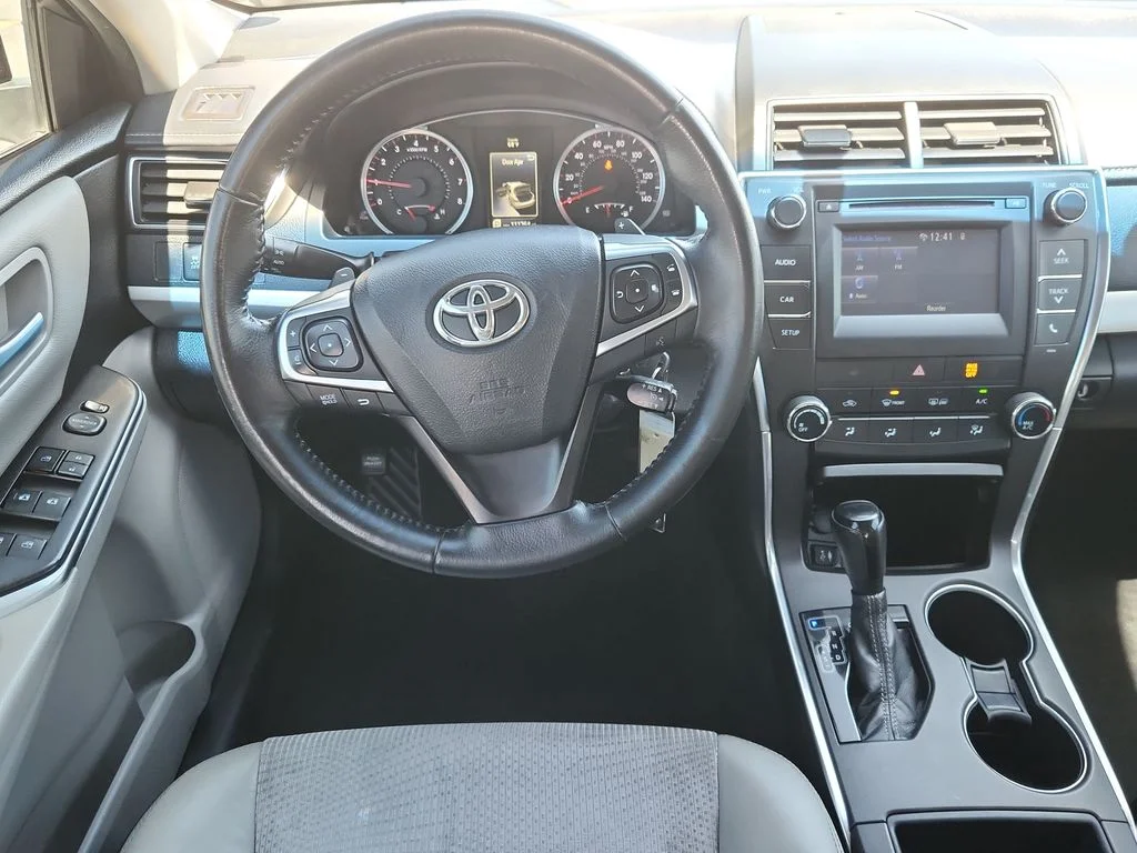Used 2016 Silver Toyota SE image 9
