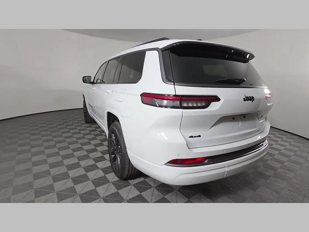 New 2026 Bright White Clear-Coat Exterior Paint Jeep Limited Reserve image 37