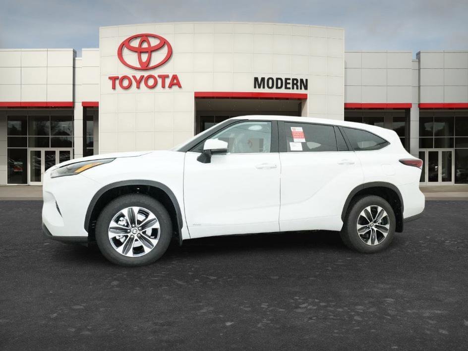 New 2026 Wind Chill Pearl Toyota Hybrid XLE image 6