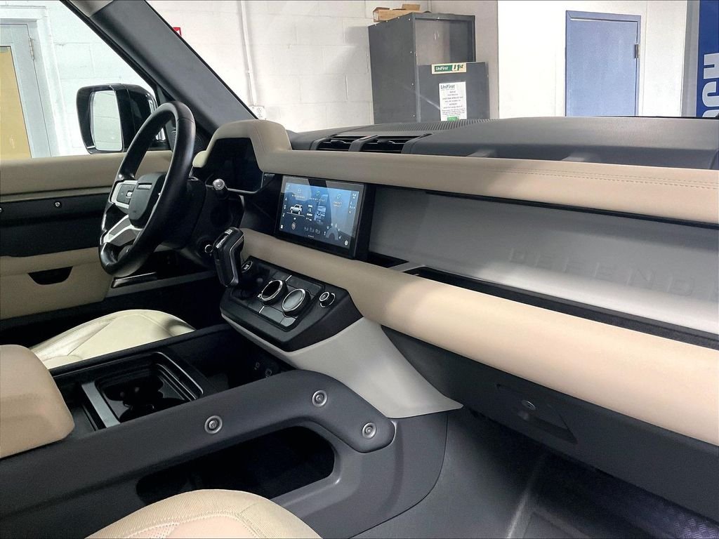 Used 2020 Green Land Rover SE image 14