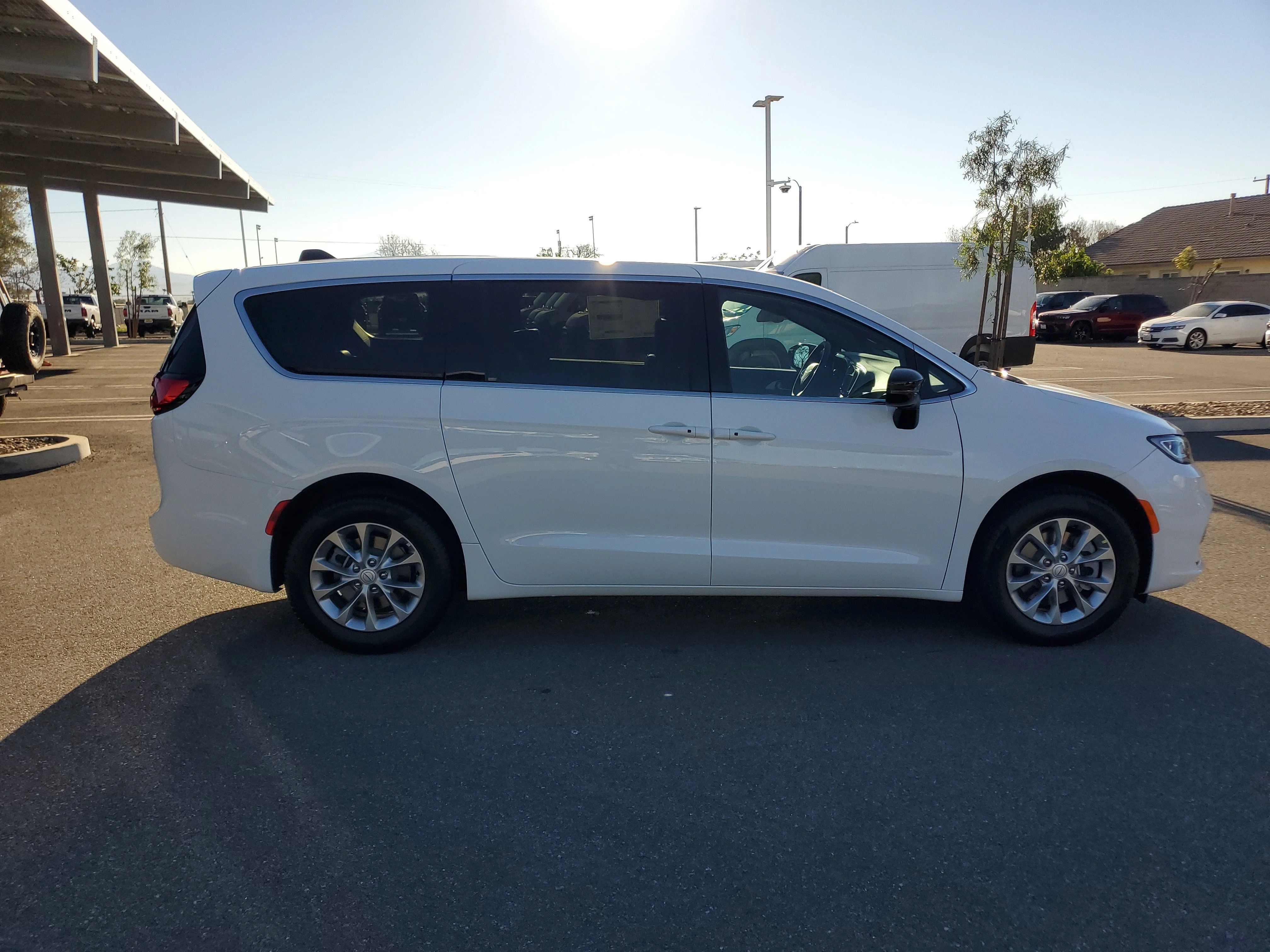 New 2026 Bright White Clear-Coat Exterior Paint Chrysler Limited image 6