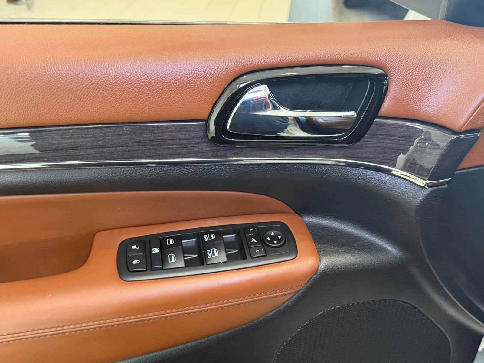 Used 2020 Off-white Jeep Overland image 21