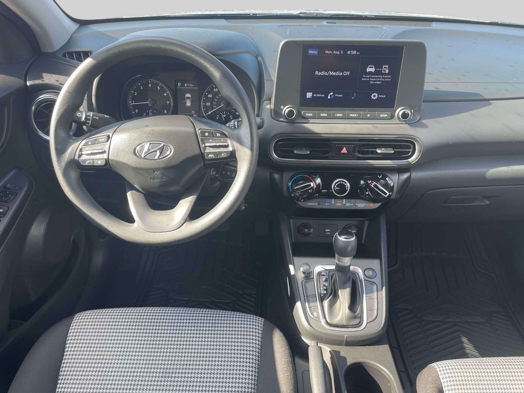 Used 2022 Green Hyundai SE image 13