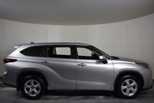 2022 Toyota Highlander LE - Photo 11
