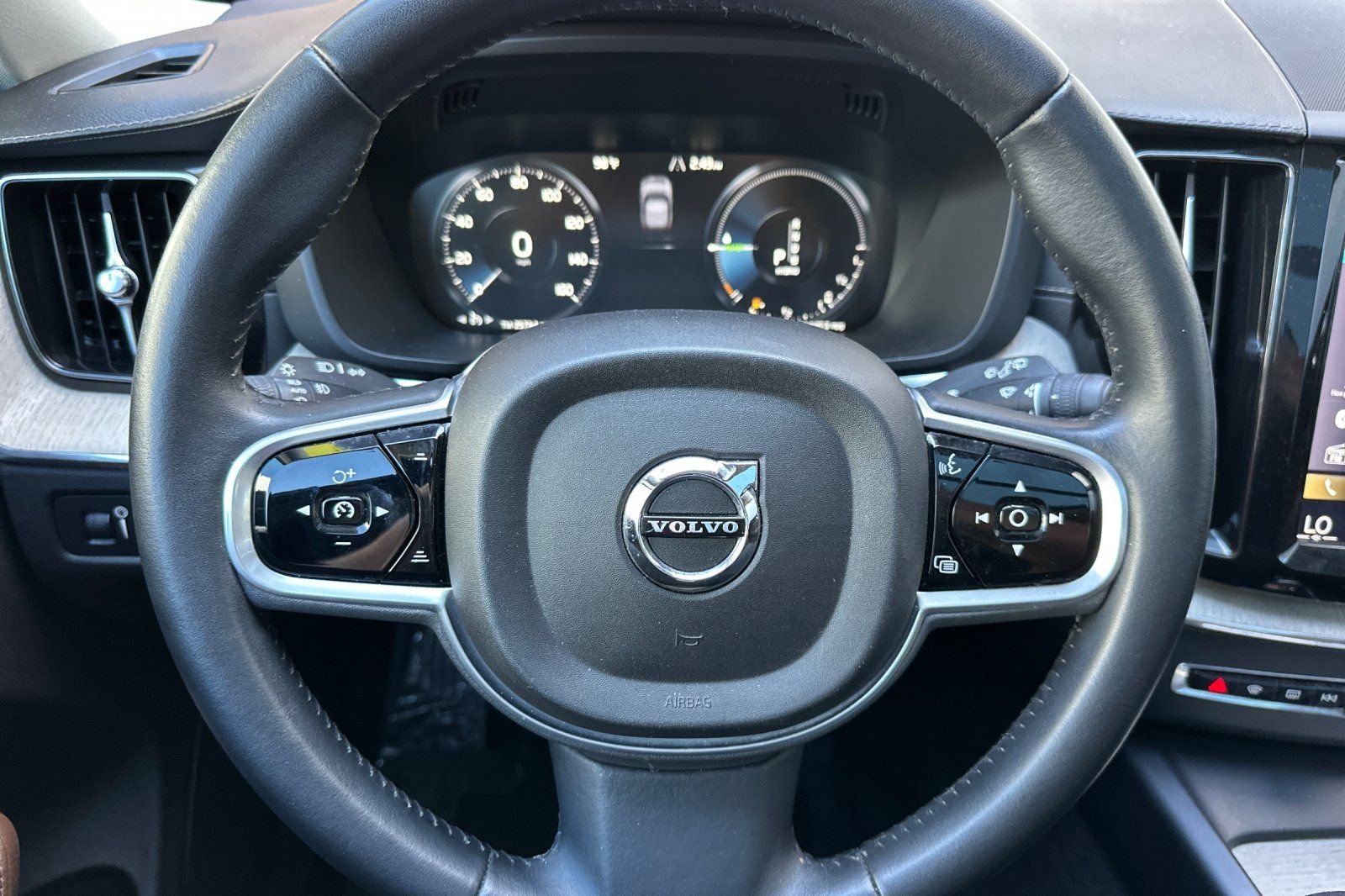 Used 2018 White Volvo T8 Inscription image 26