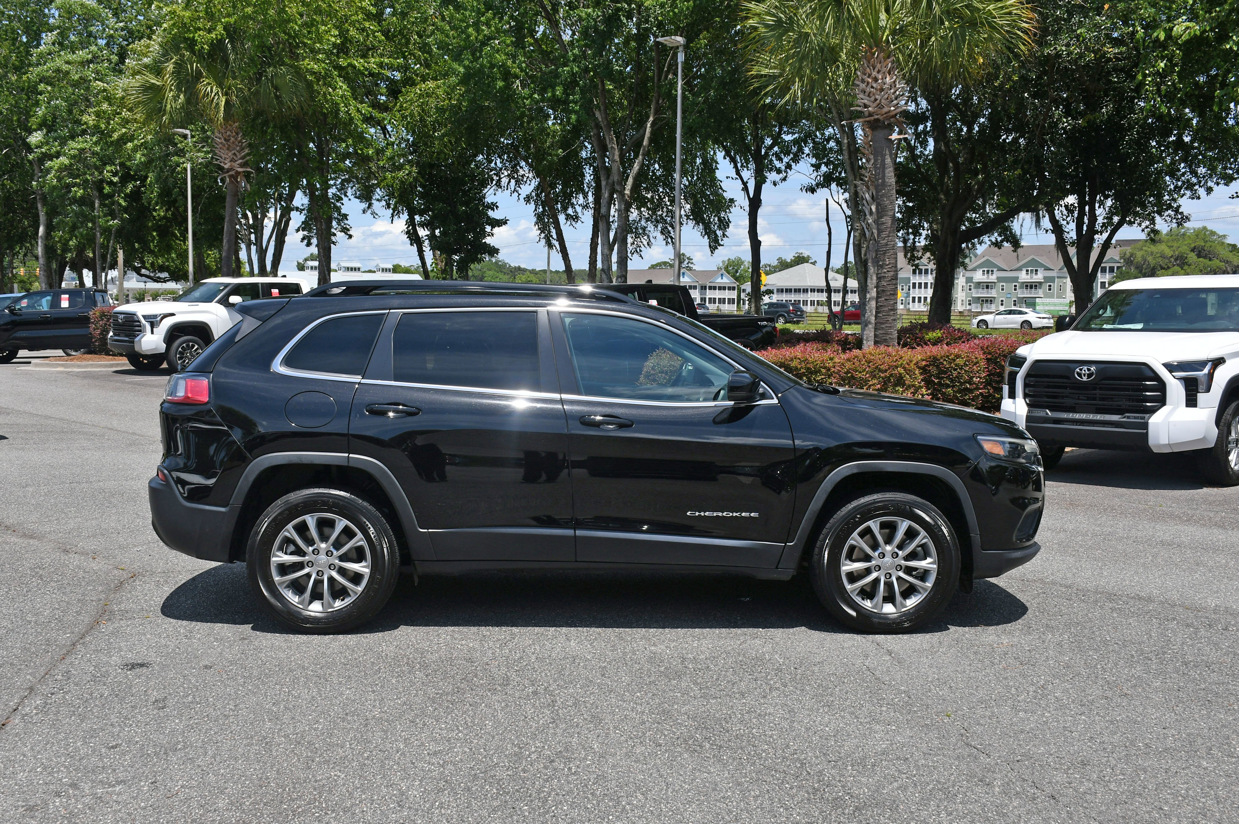 Used 2022 Black Jeep Latitude Lux image 4