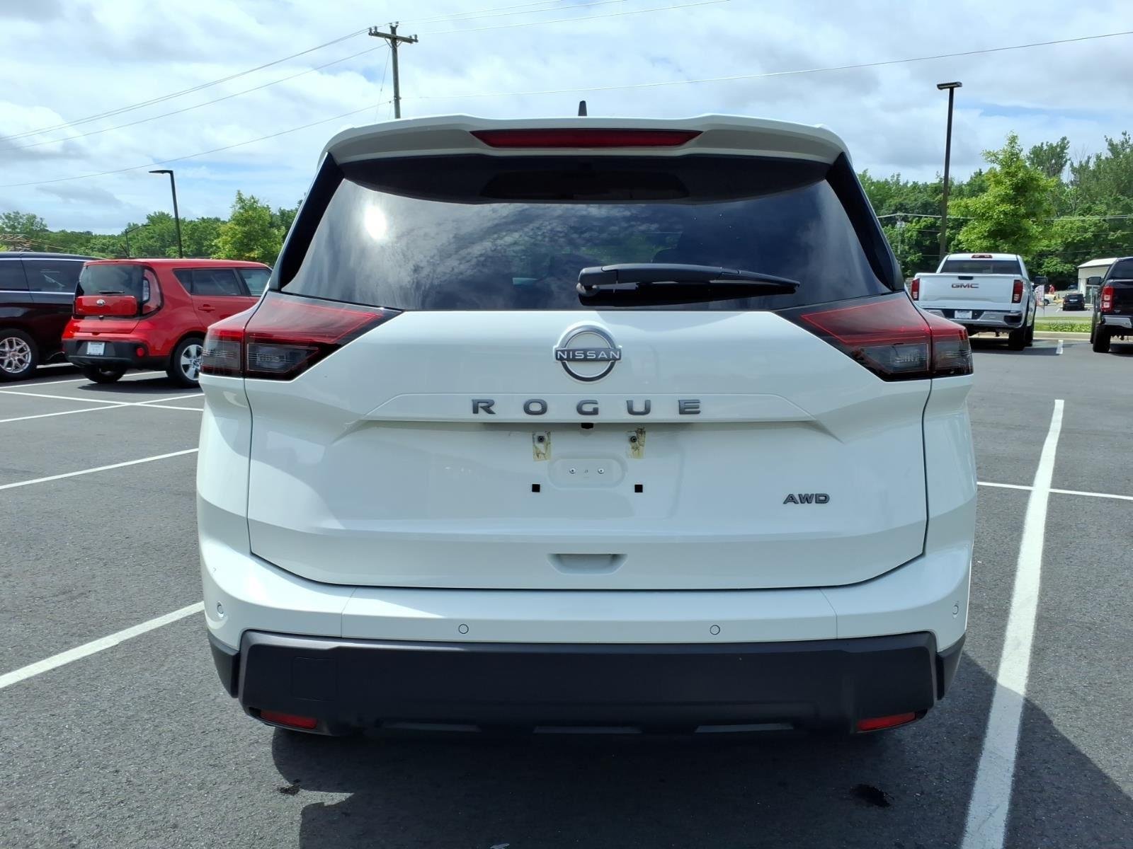 Used 2025 Glacier White Nissan S image 15