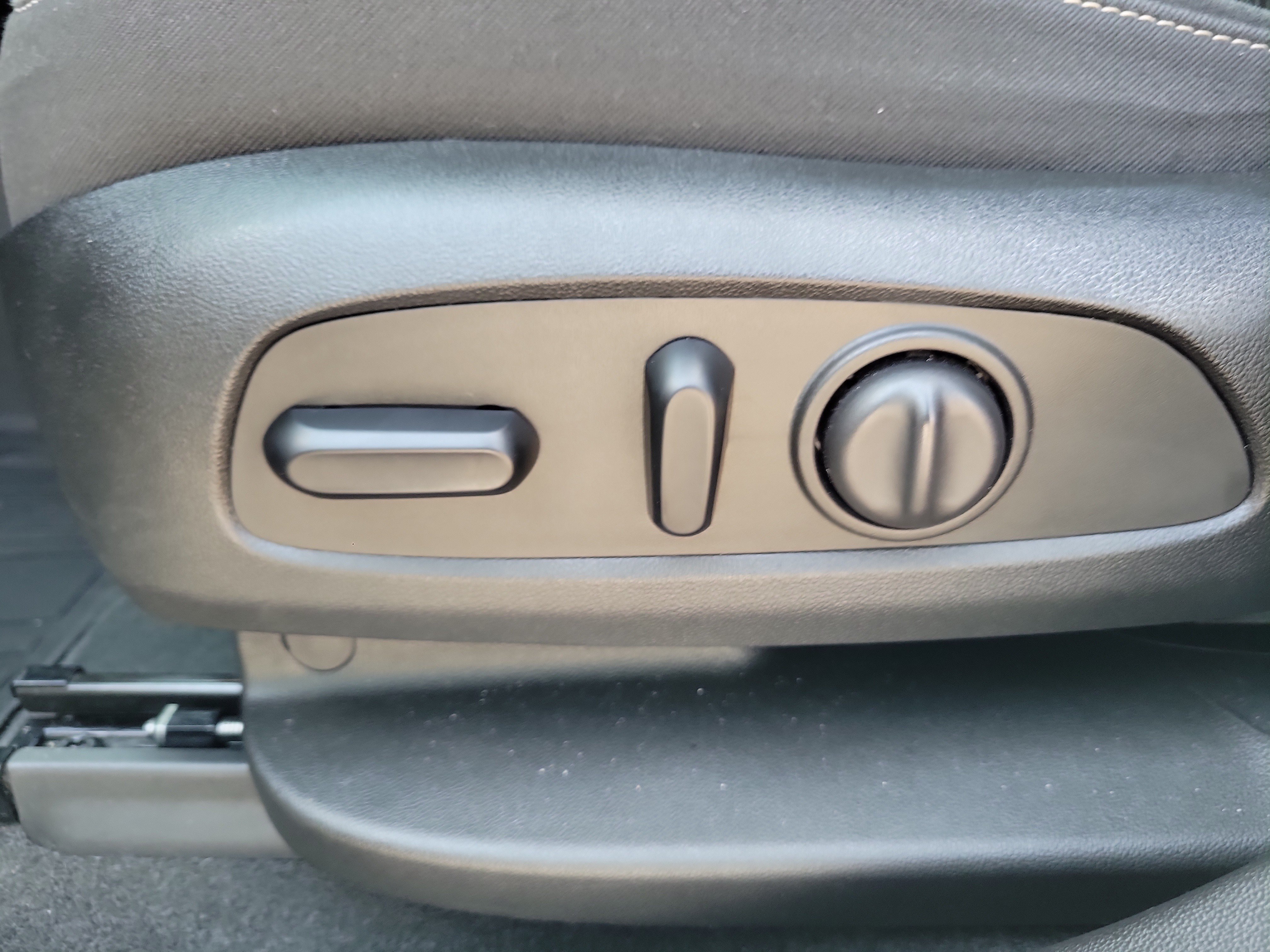 Used 2023 Sterling Metallic GMC SLE image 18