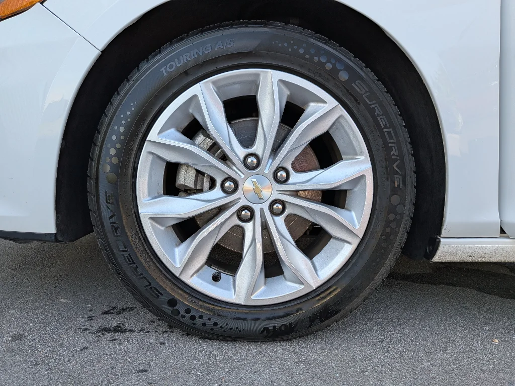 Used 2024 Summit White Chevrolet LT image 24