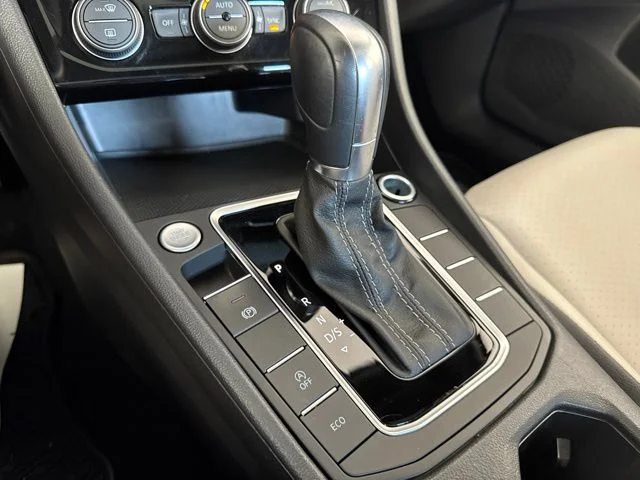 Used 2019 Deep Black Pearl Effect Volkswagen R-Line image 17