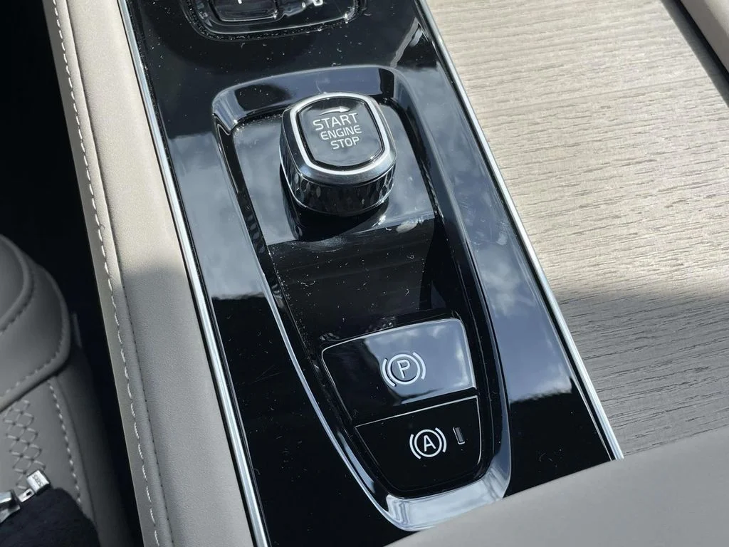 New 2026 Crystal White Volvo Plus image 21