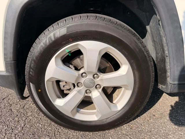 Used 2019 White Jeep Latitude image 10