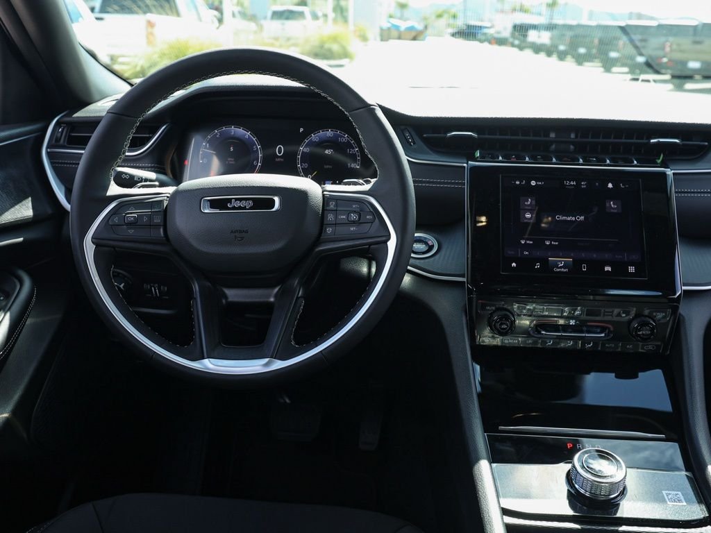 New 2026 Bright White Clear-Coat Exterior Paint Jeep Laredo X image 21