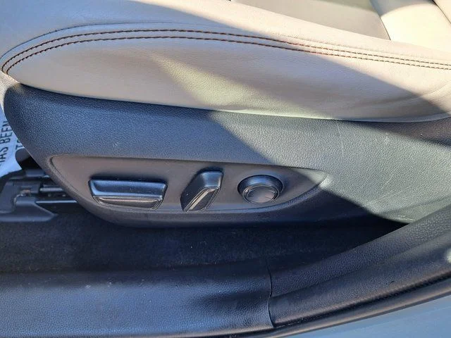 Certified Used 2020  Toyota XLE Premium image 32