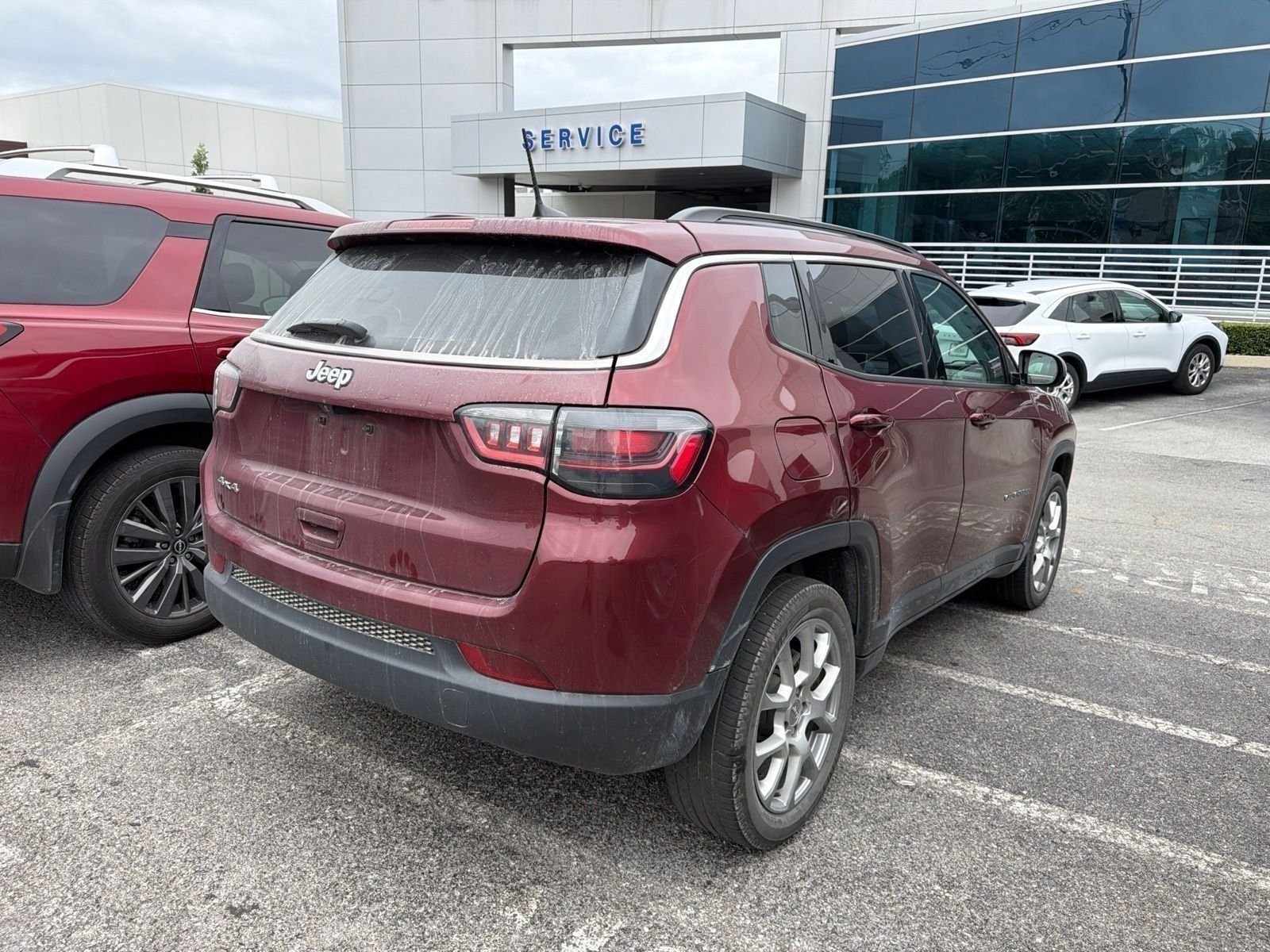 Used 2022 Velvet Red Pearlcoat Jeep Latitude Lux image 5