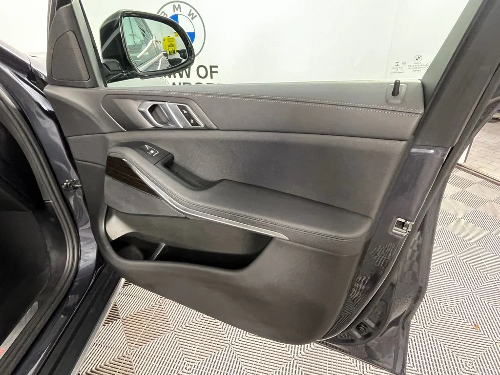 Used 2020 Gray BMW xDrive40i image 25